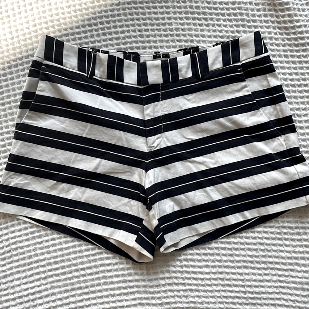 Banana Republic Hampton Short•Size 6•Preppy Navy & White•Zippered front•Pockets